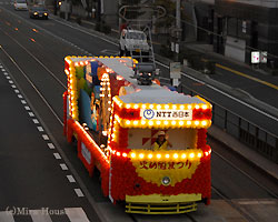 電飾が灯った花電車の写真