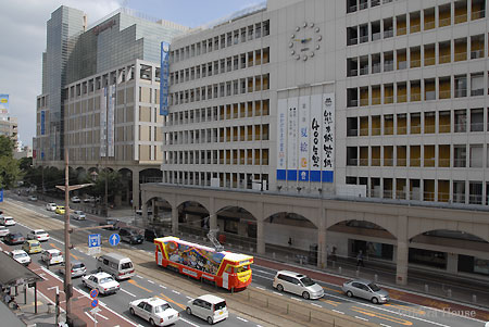 NTT号と百貨店の写真