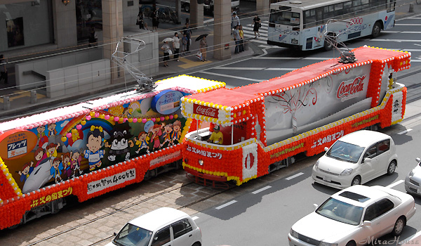 擦れ違う花電車の写真