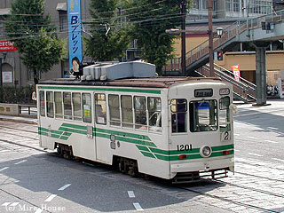 ノーマル塗装の電車の写真