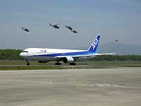 デモ飛行ヘリとANA機 @熊本空港