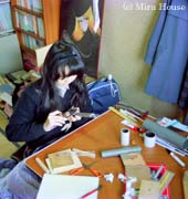 下宿の部屋で作業をする私