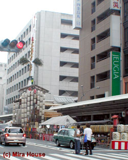 Naginata hoko and its town hall