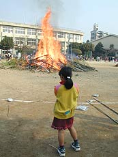 餅を持つ子供の画像