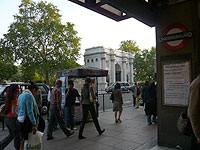 Marble ArchwoƖڂ̑OɃ}[uA[`