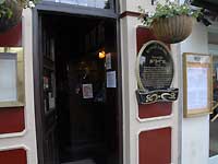 Outside of King's Arms /D200