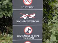 Sign of Victoria Embankment Gardens /D200