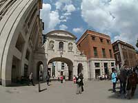 Temple Bar nest to St.Paul's Cathedral /S2 Pro